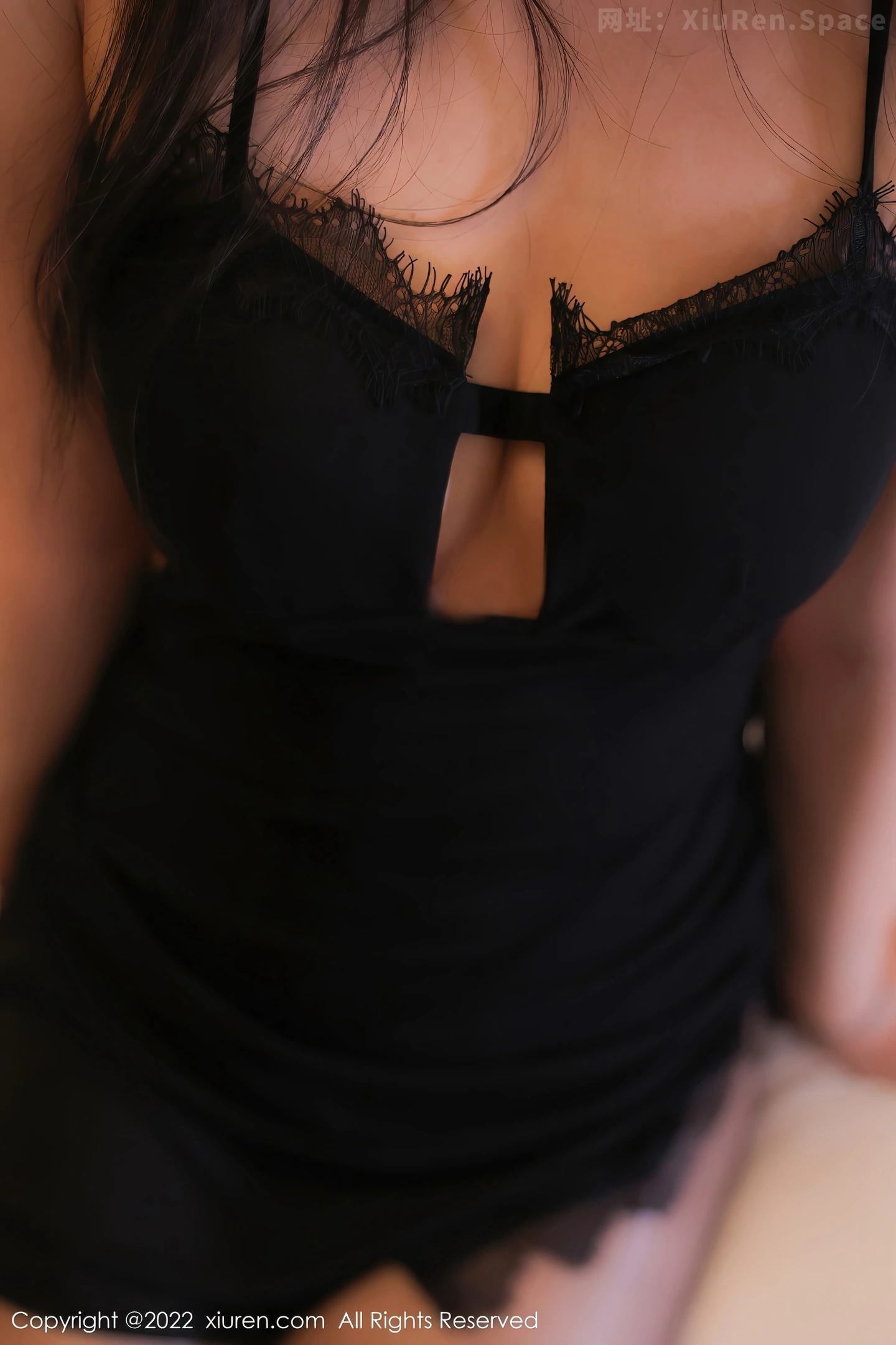 图片[2]-[XiuRen秀人网] VOL.5833 新人模特司柠性感黑色吊带短裙配超薄无内黑丝秀翘臀诱惑写真63P-秀人网官方网站